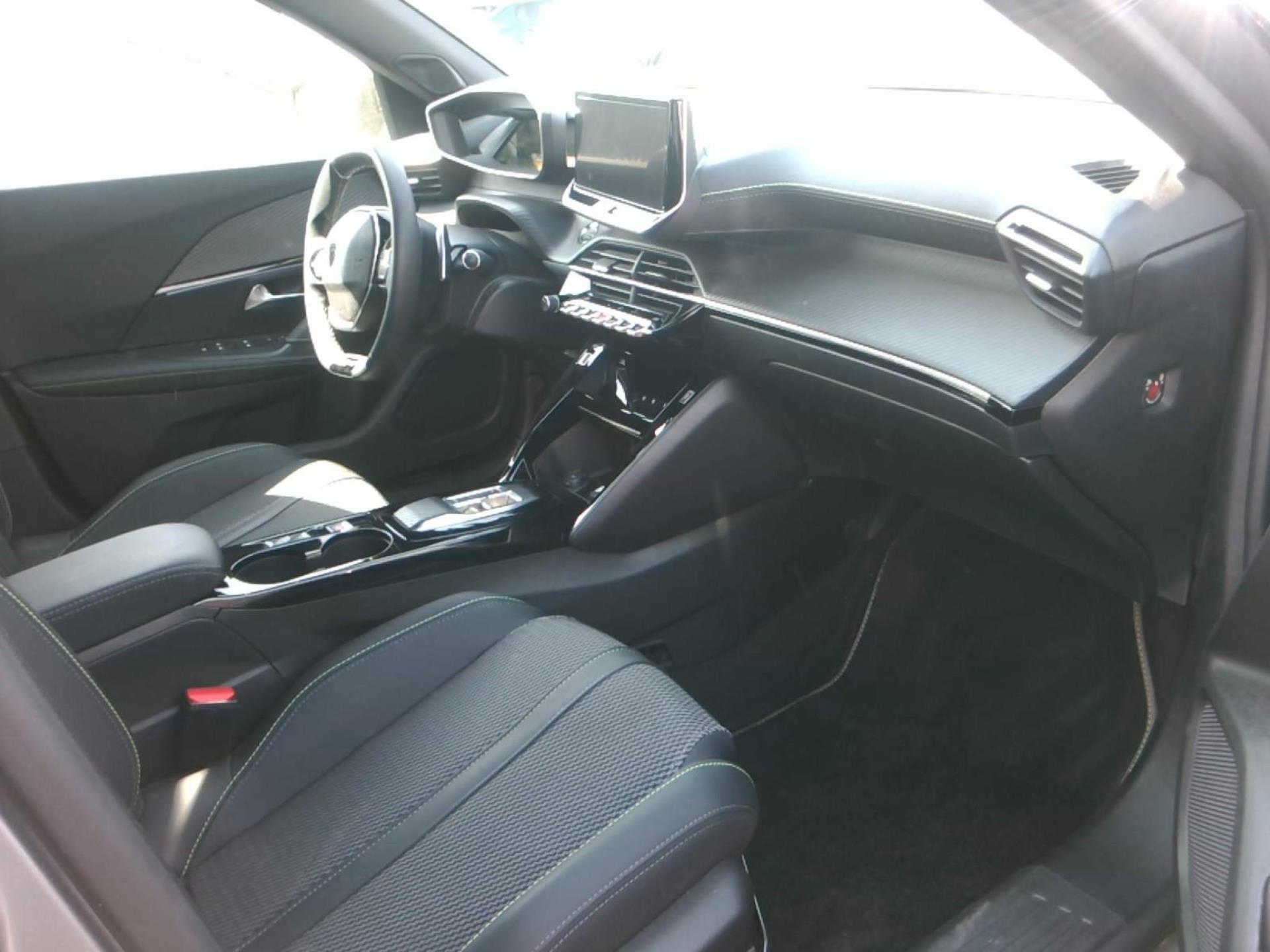 Peugeot 2008 Hybrid 136 e-DCS6 GT 2024