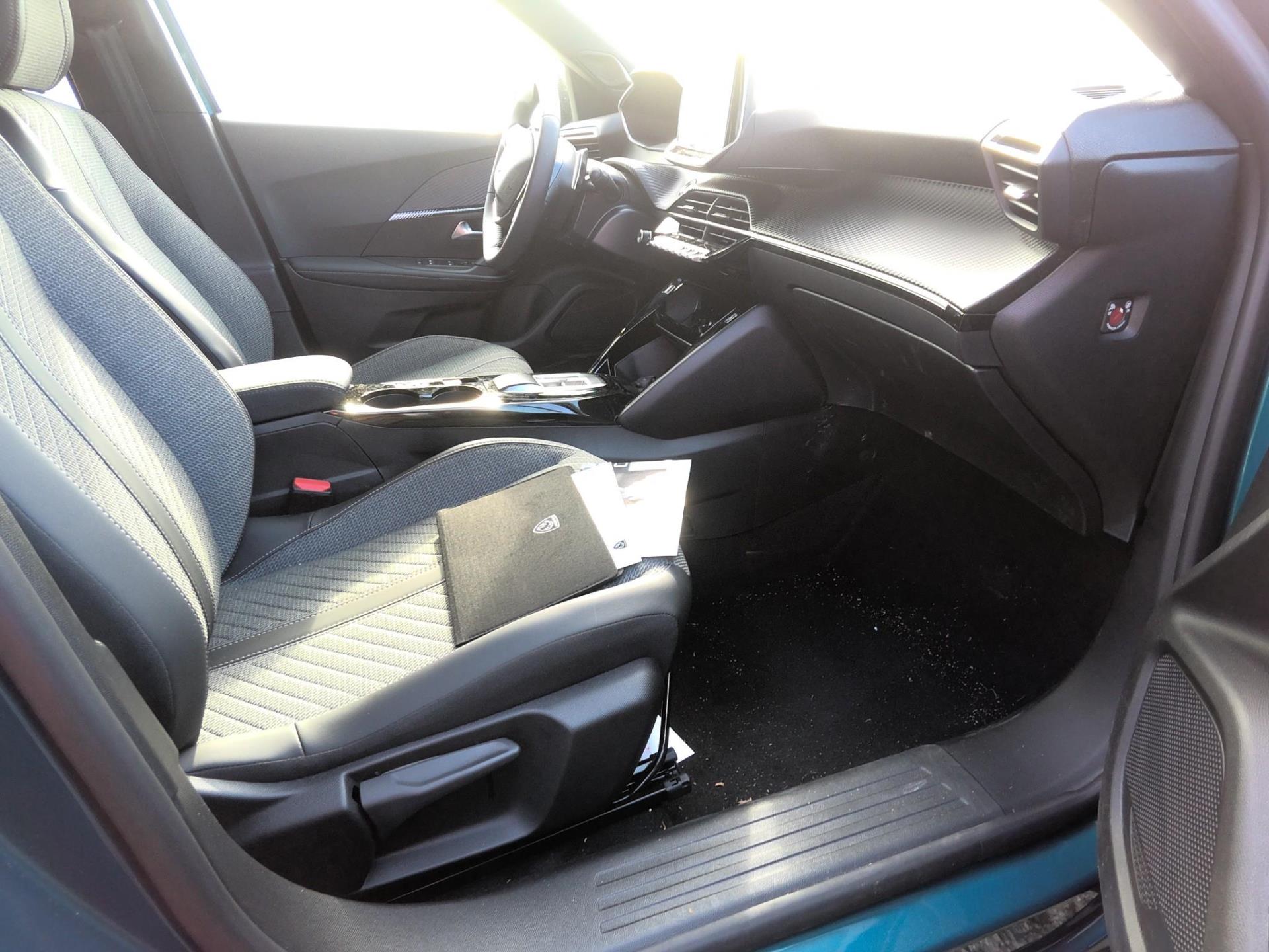 Peugeot 2008 Hybrid 136 e-DCS6 Allure 2025