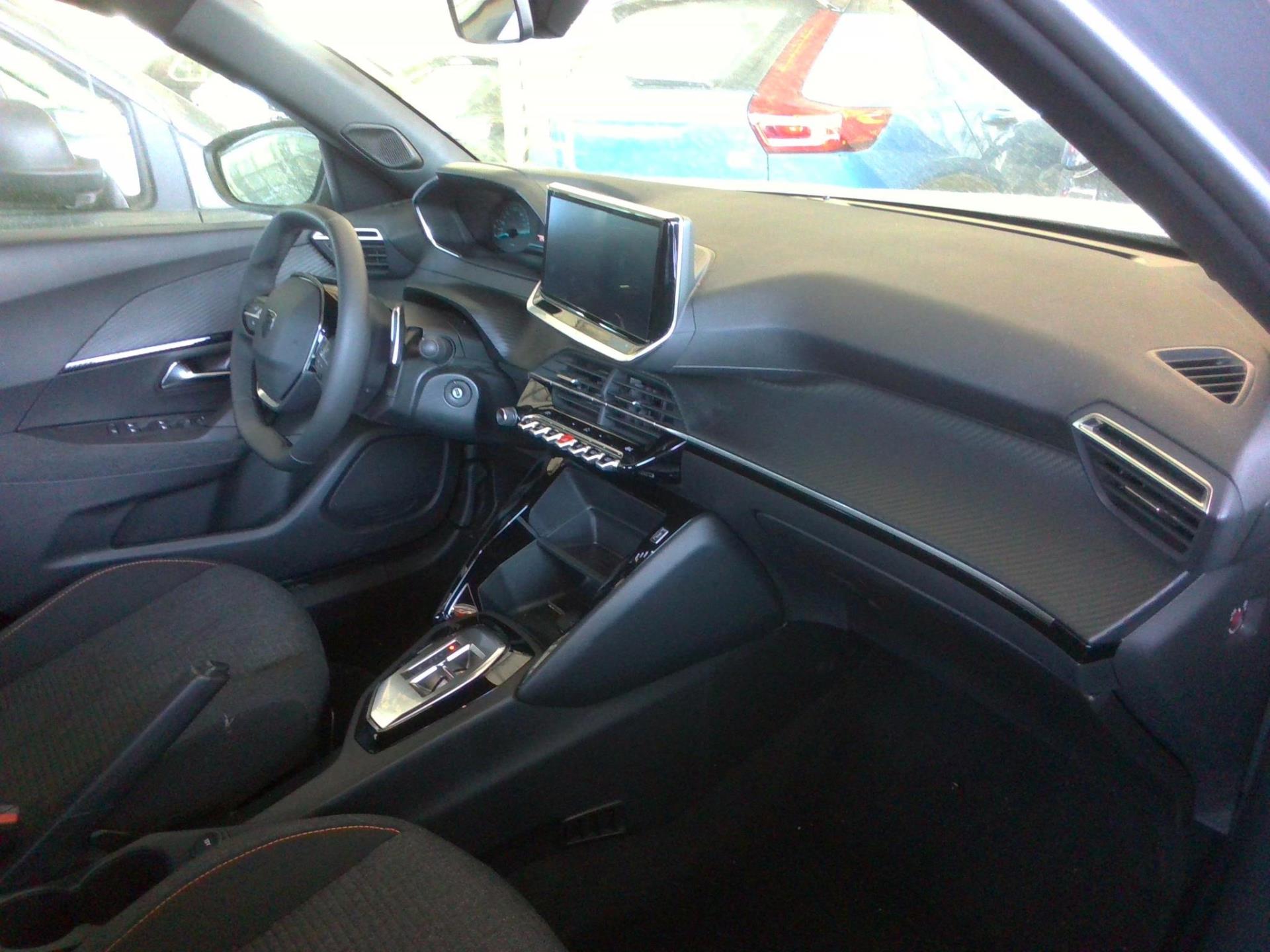 Peugeot 2008 Hybrid 136 e-DCS6 Style 2025