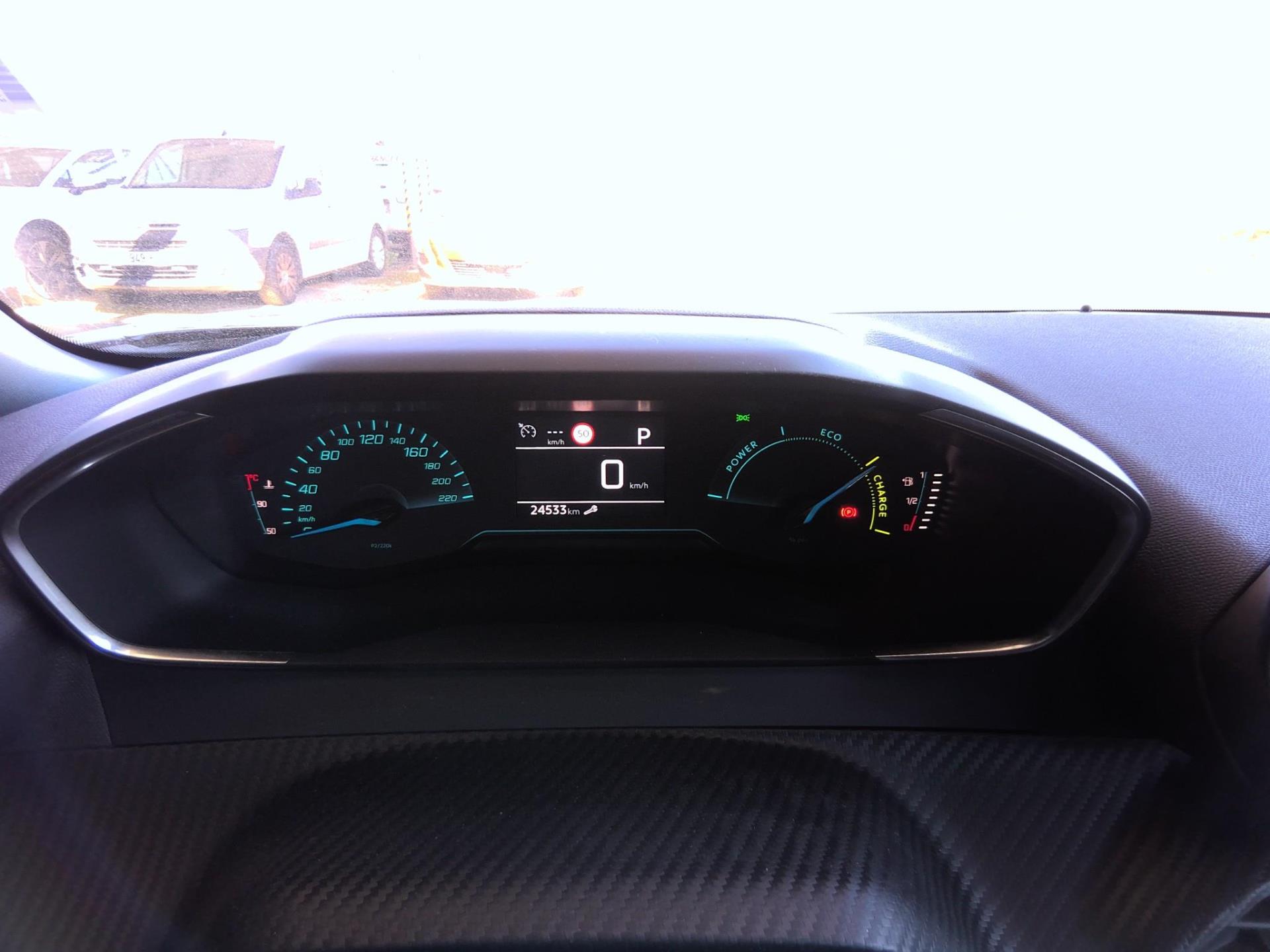 Peugeot 2008 Hybrid 145 e-DCS6 Style 2025