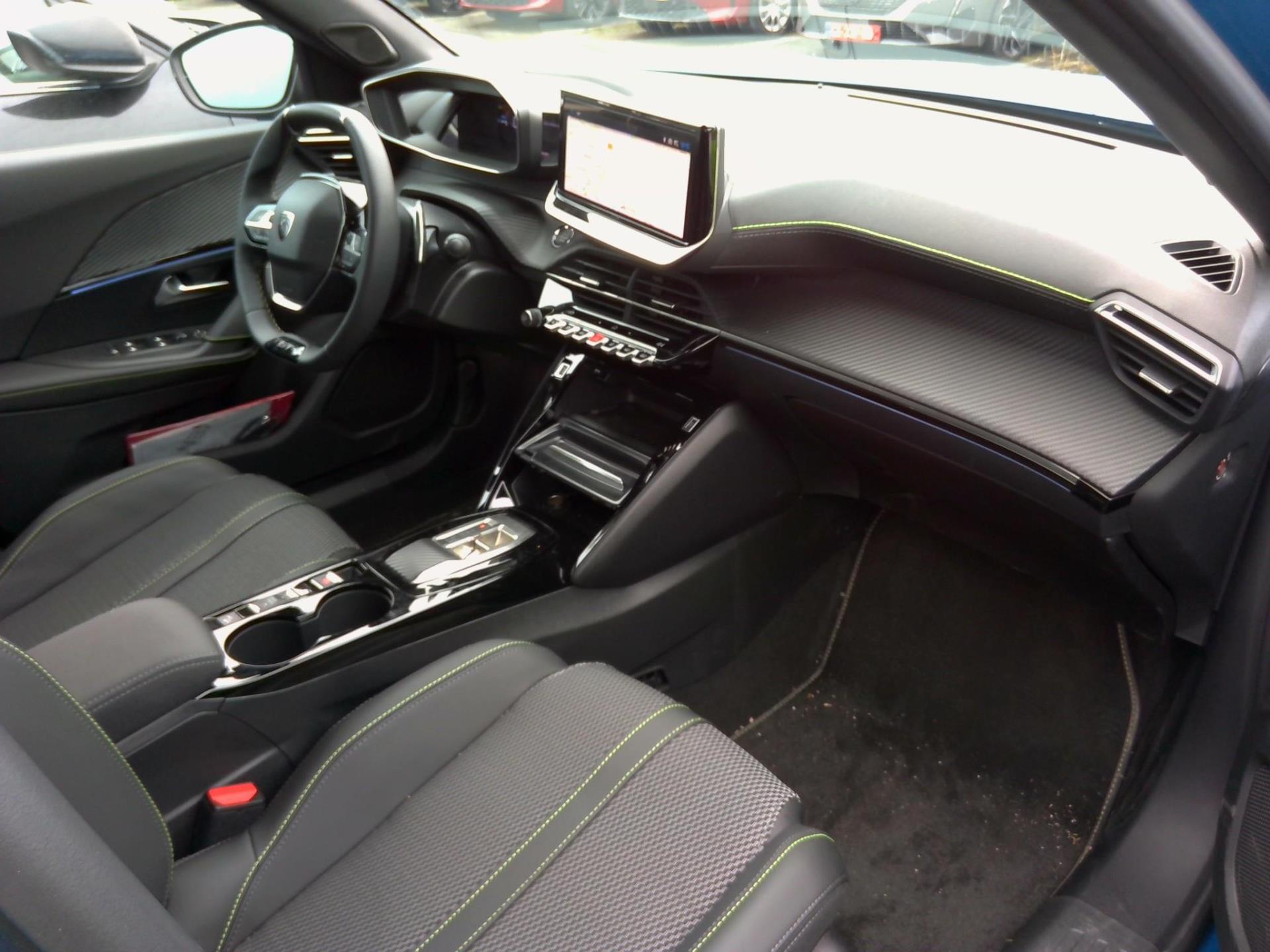 Peugeot 2008 Hybrid 136 e-DCS6 GT 2025