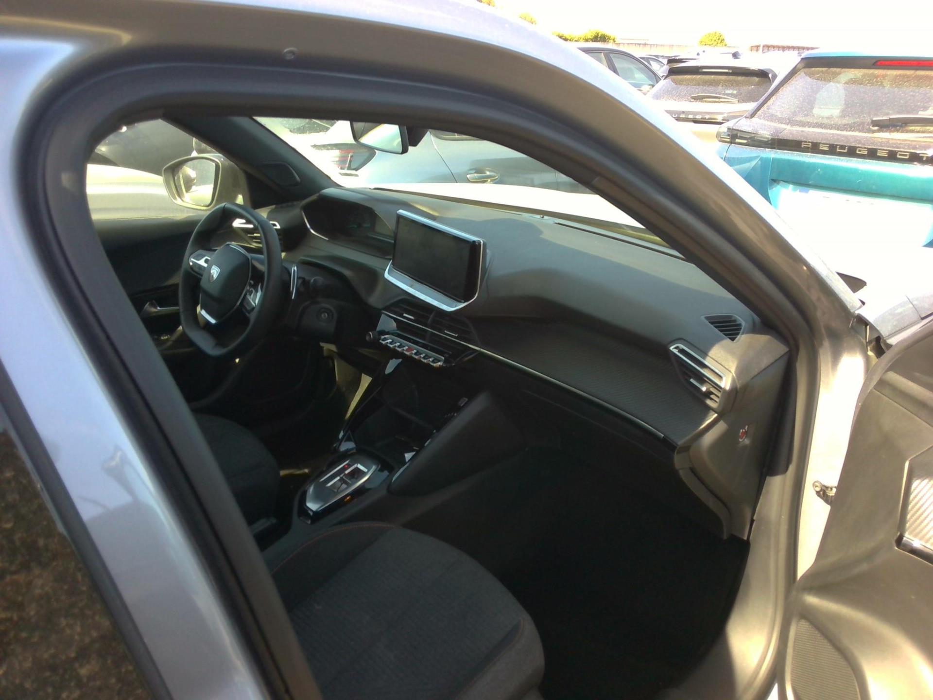 Peugeot 2008 Hybrid 136 e-DCS6 Style 2025