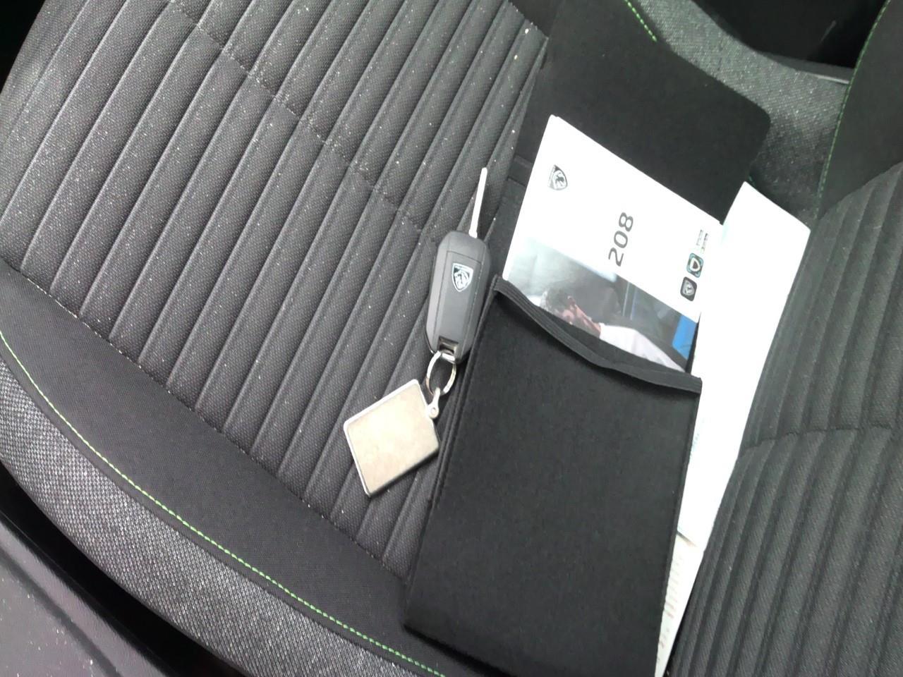 Foto Peugeot 208 16