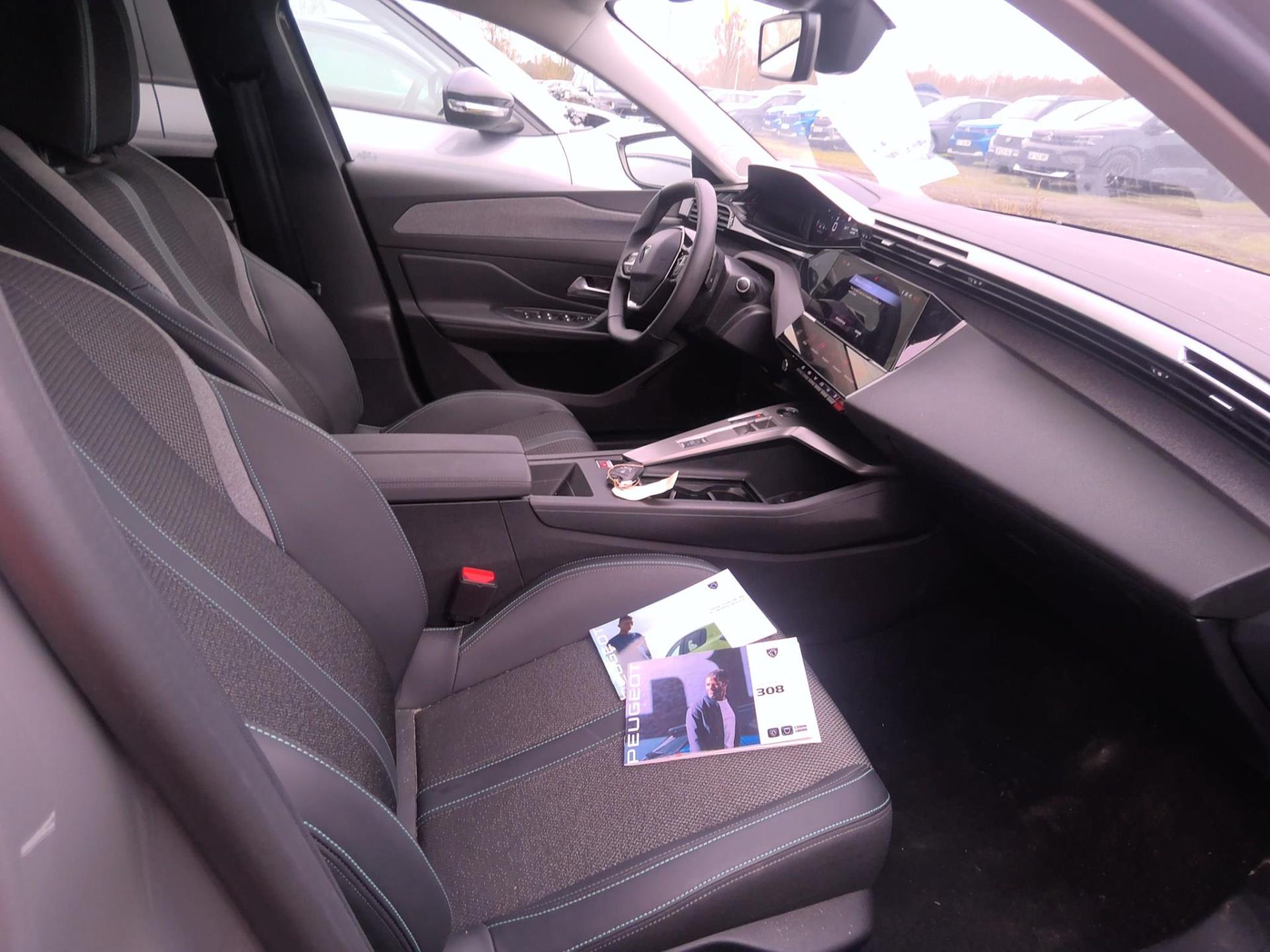 Peugeot 308 Hybrid 136 e-DCS6 Allure 2025