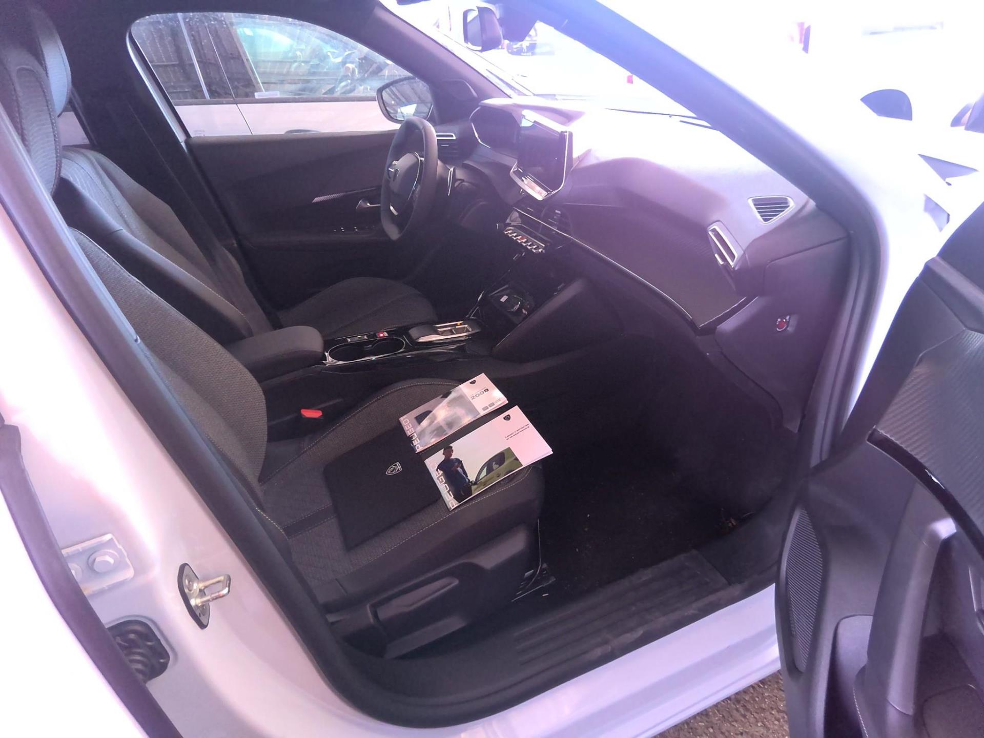 Peugeot 2008 Hybrid 136 e-DCS6 Allure 2025